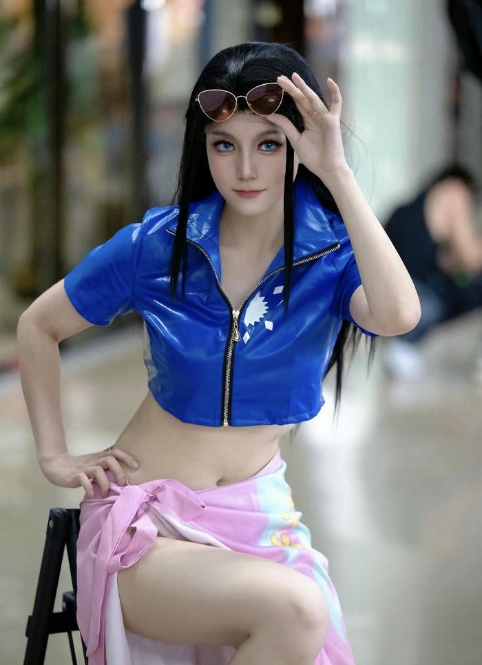 ảnh cosplay robin cổ áo sâu