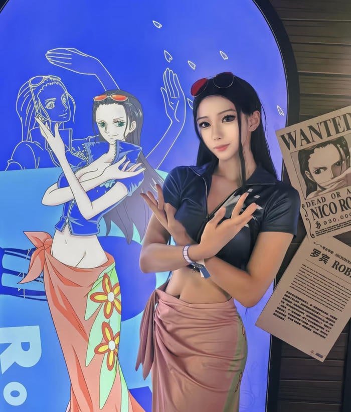 ảnh cosplay robin cổ tay trần