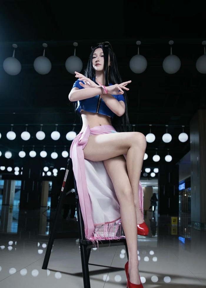 ảnh cosplay robin giày cao gót