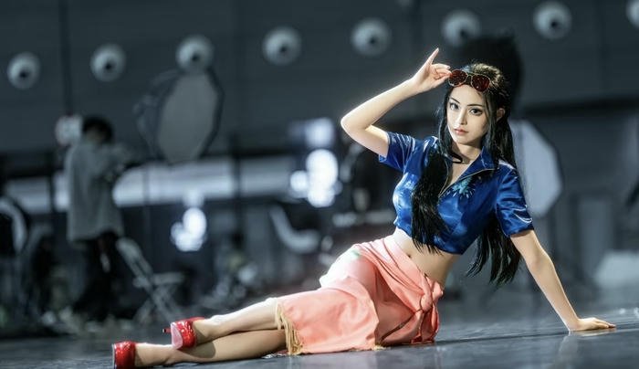 ảnh cosplay robin giày mũi nhọn