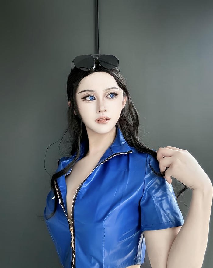 ảnh cosplay robin kính mát đen