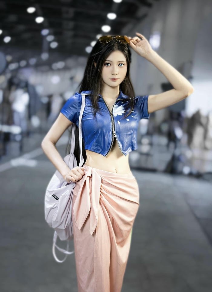 ảnh cosplay robin kính râm trán