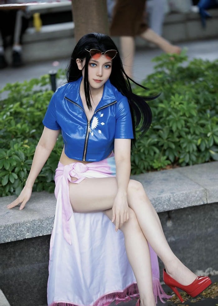ảnh cosplay robin thân hình cao