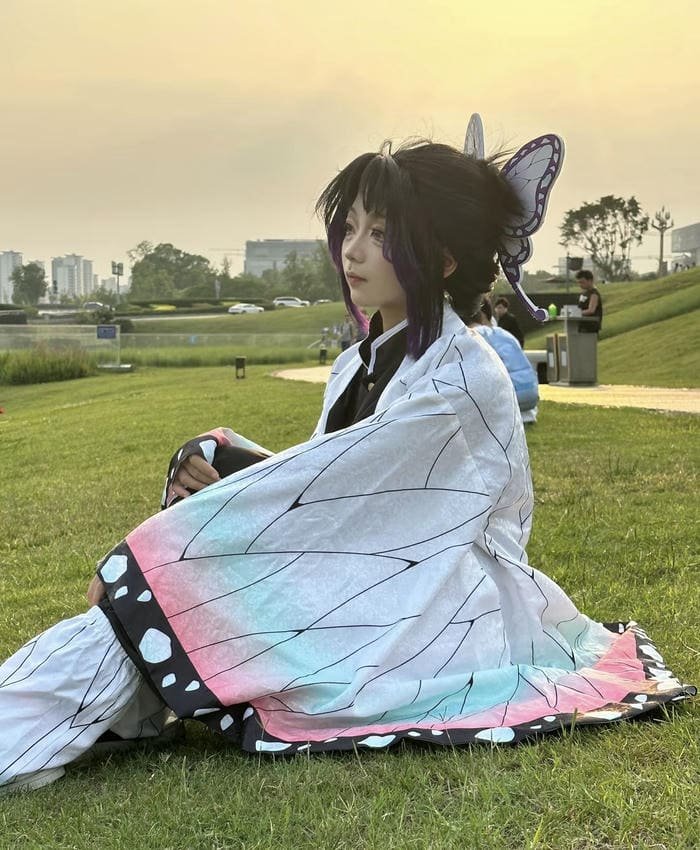 ảnh cosplay shinobu dáng ngồi đẹp