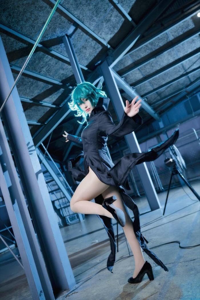 ảnh cosplay tatsumaki giày đen cao