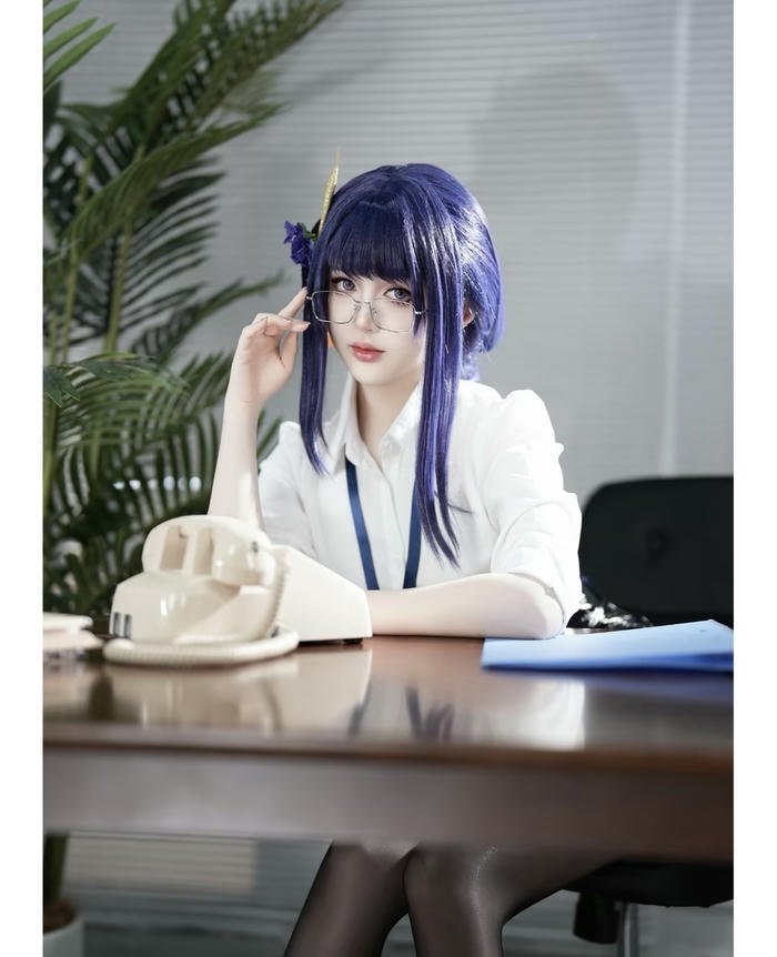 ảnh cosplay thư ký bàn phím