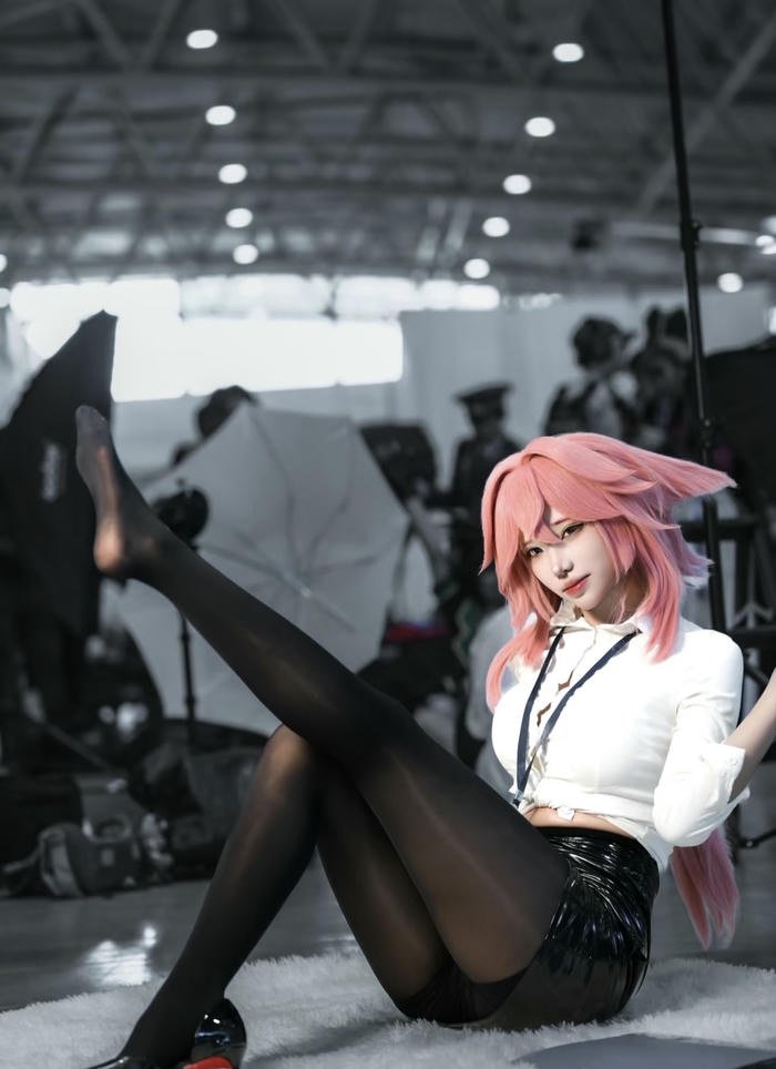 ảnh cosplay thư ký bảng tên