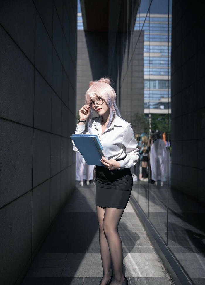 ảnh cosplay thư ký hồ sơ giấy