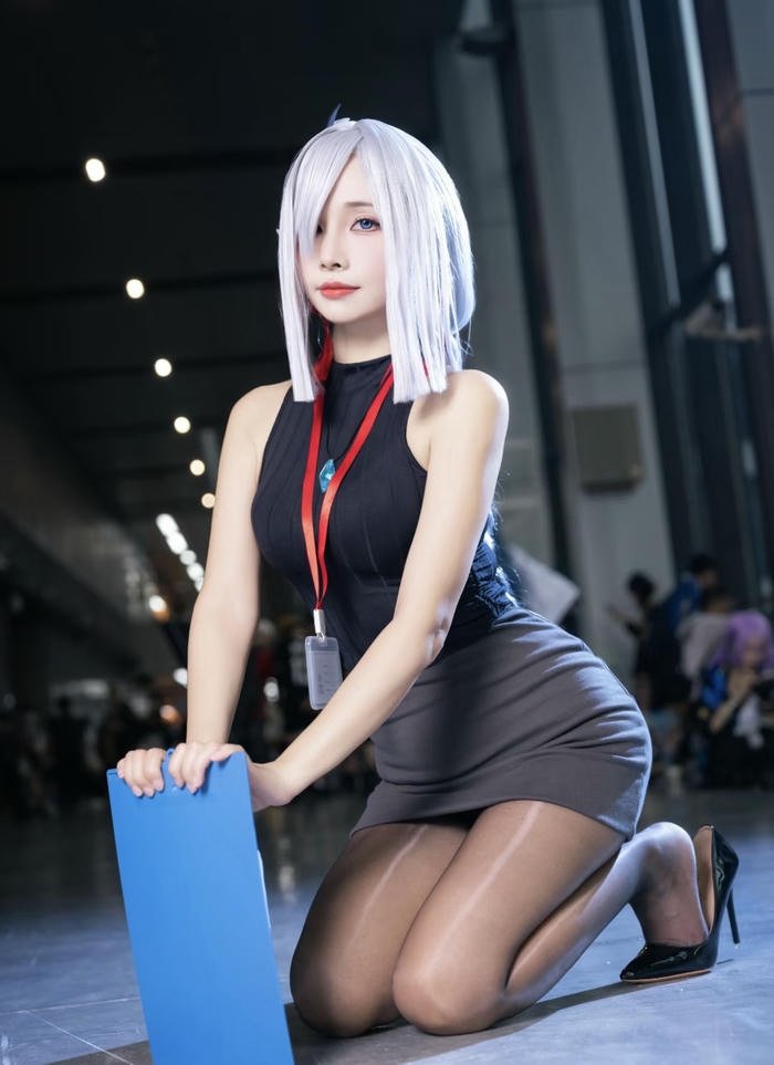 ảnh cosplay thư ký khay giấy