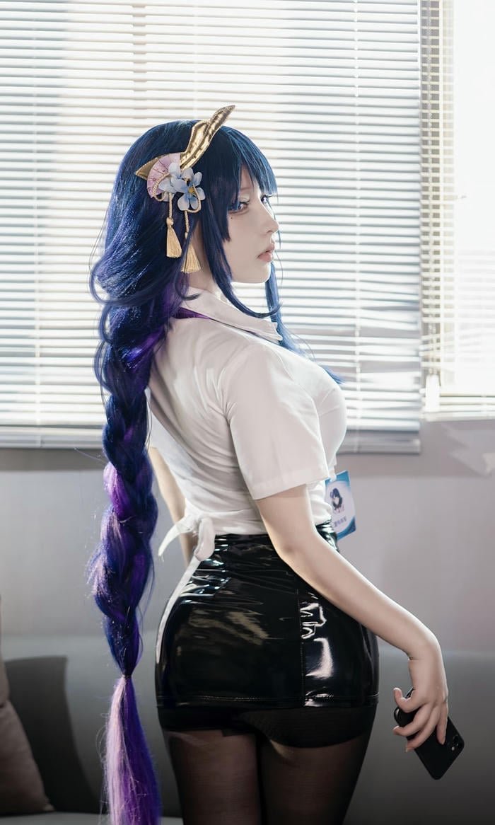 ảnh cosplay thư ký thân hình bốc lửa