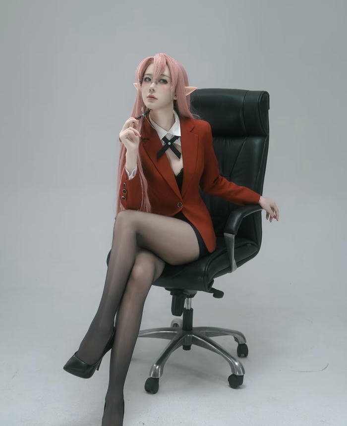 ảnh cosplay thư ký váy bút chì