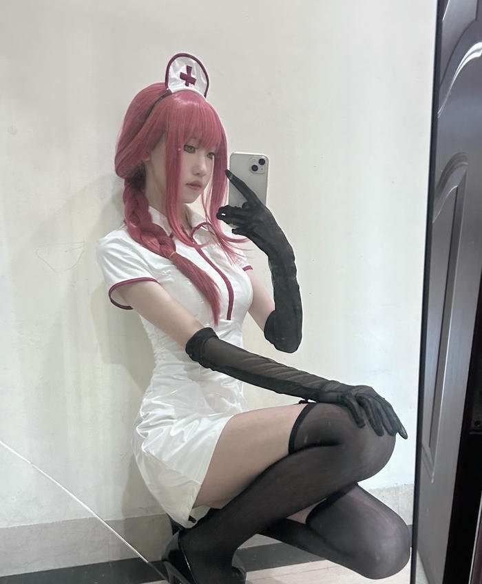 ảnh cosplay y tá áo liền