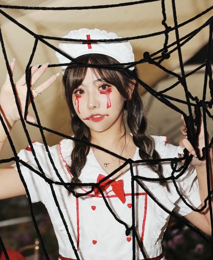 ảnh cosplay y tá cổ áo đẹp