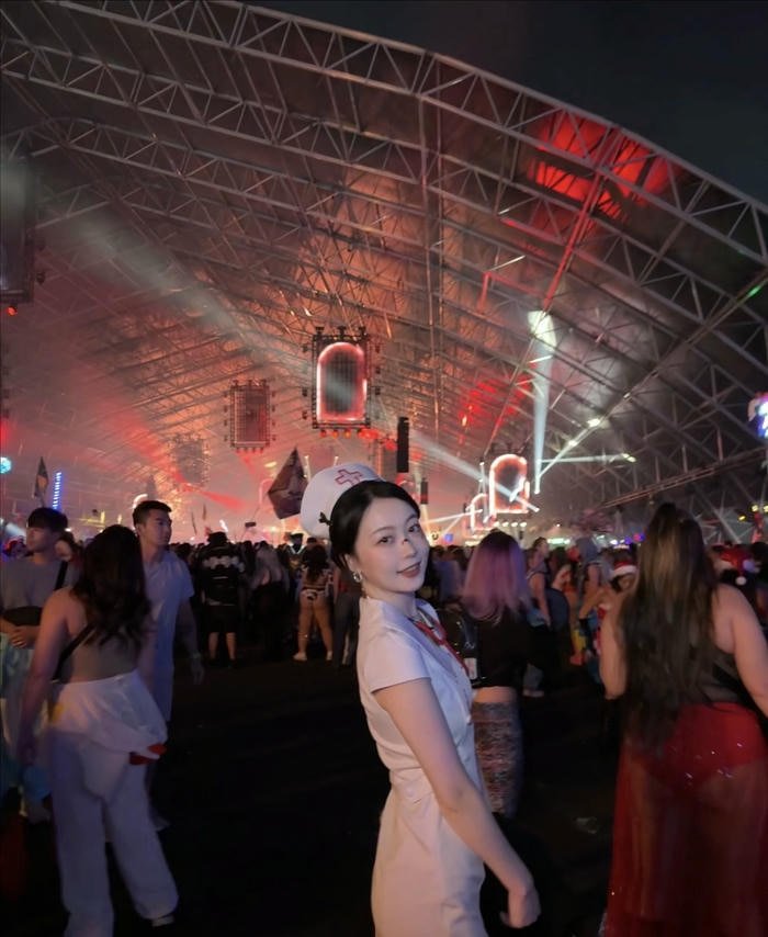 ảnh cosplay y tá tay dài