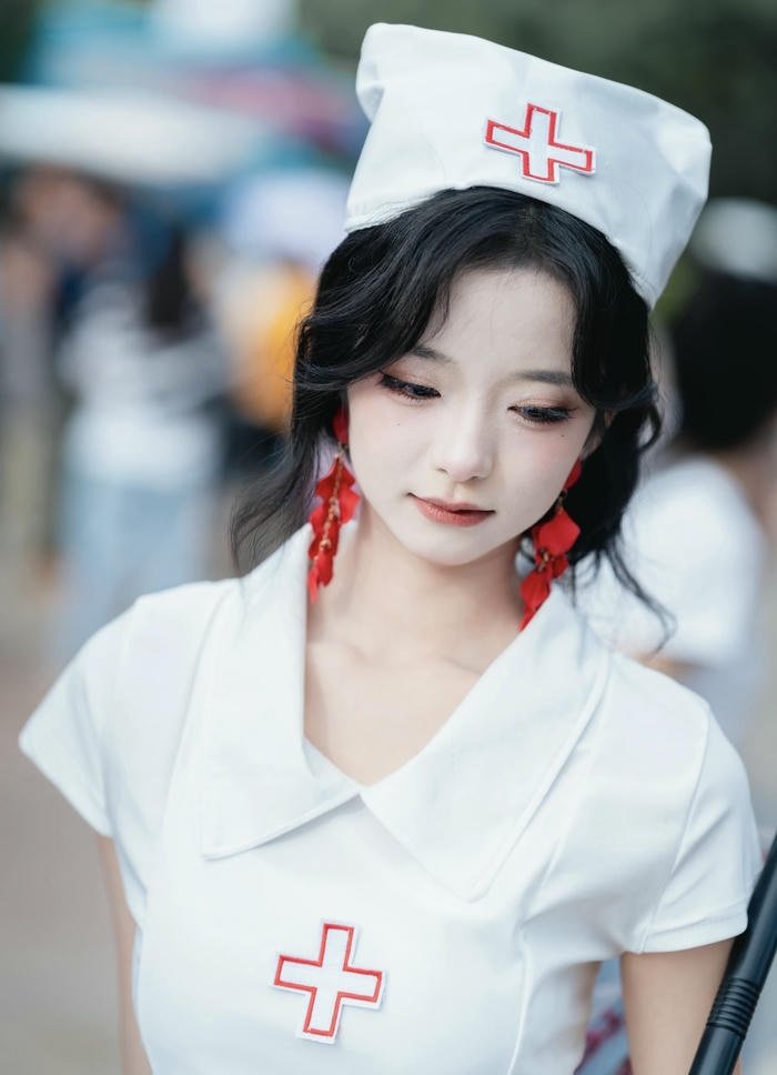 ảnh cosplay y tá tông sáng