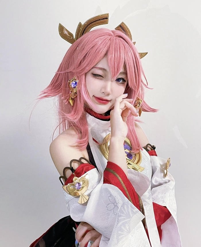 ảnh cosplay yae miko cổ tay trần