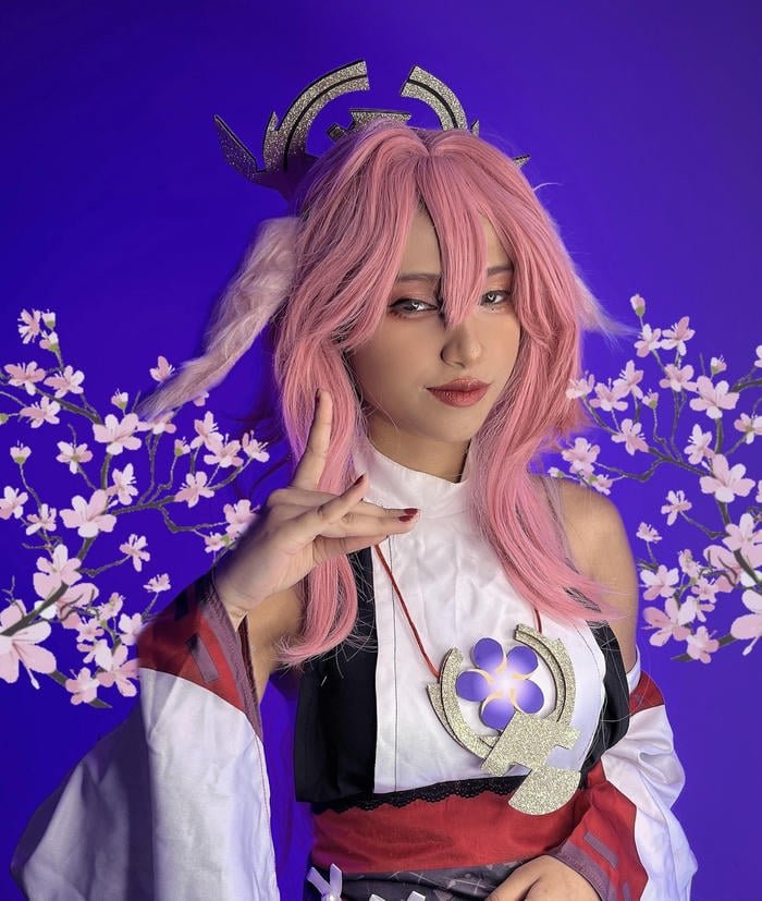 ảnh cosplay yae miko họa tiết hoa anh đào