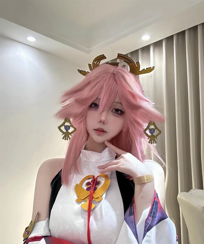 ảnh cosplay yae miko váy trước ngắn