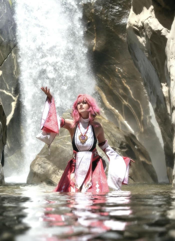 ảnh cosplay yae miko váy xẻ cao