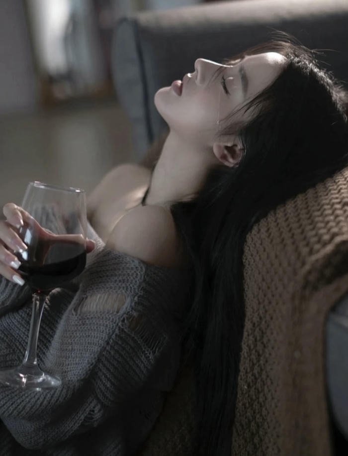 ảnh gái buồn không rõ mặt mệt mỏi
