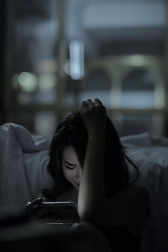 ảnh gái buồn nhìn xuống giữa đường phố