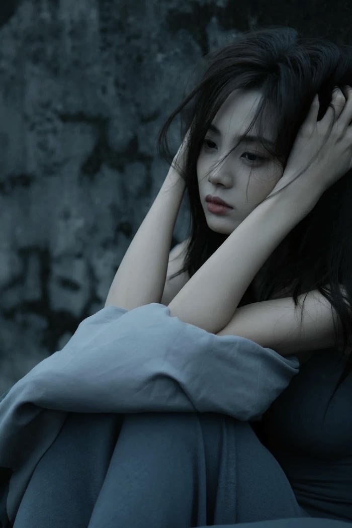 ảnh gái buồn ôm đầu trong đêm khuya