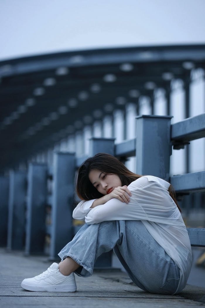 ảnh gái buồn tủi thân giữa phố