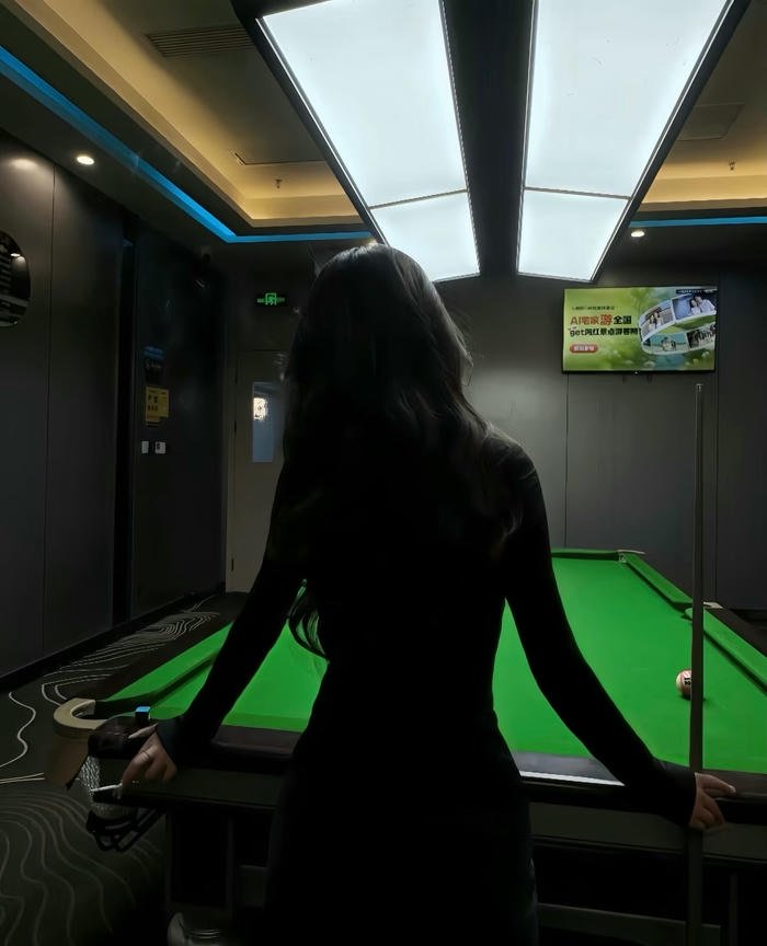 ảnh gái chơi bida che mặt chụp trong phòng vip