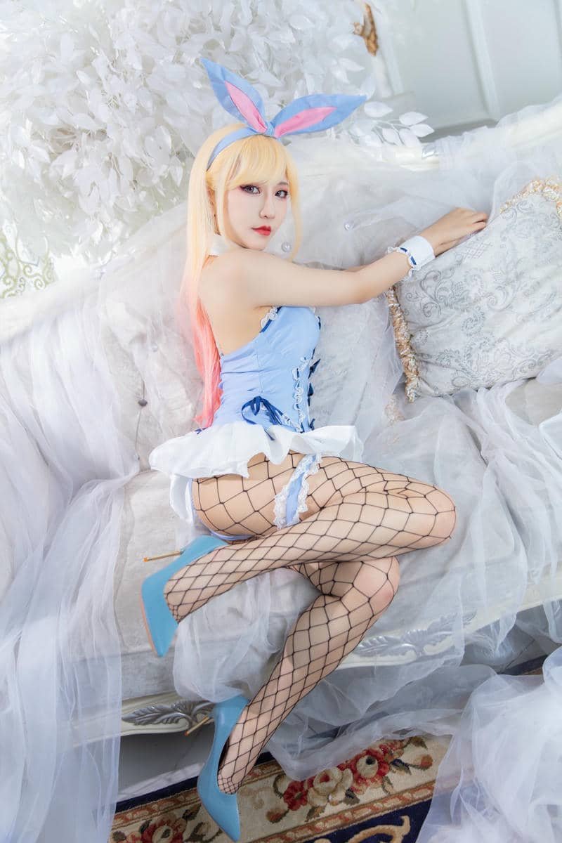 ảnh gái mặc bikini lọt khe giữa khung cảnh rộng