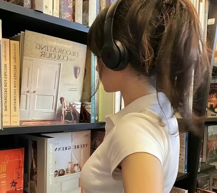 ảnh gái xinh che mặt im lặng