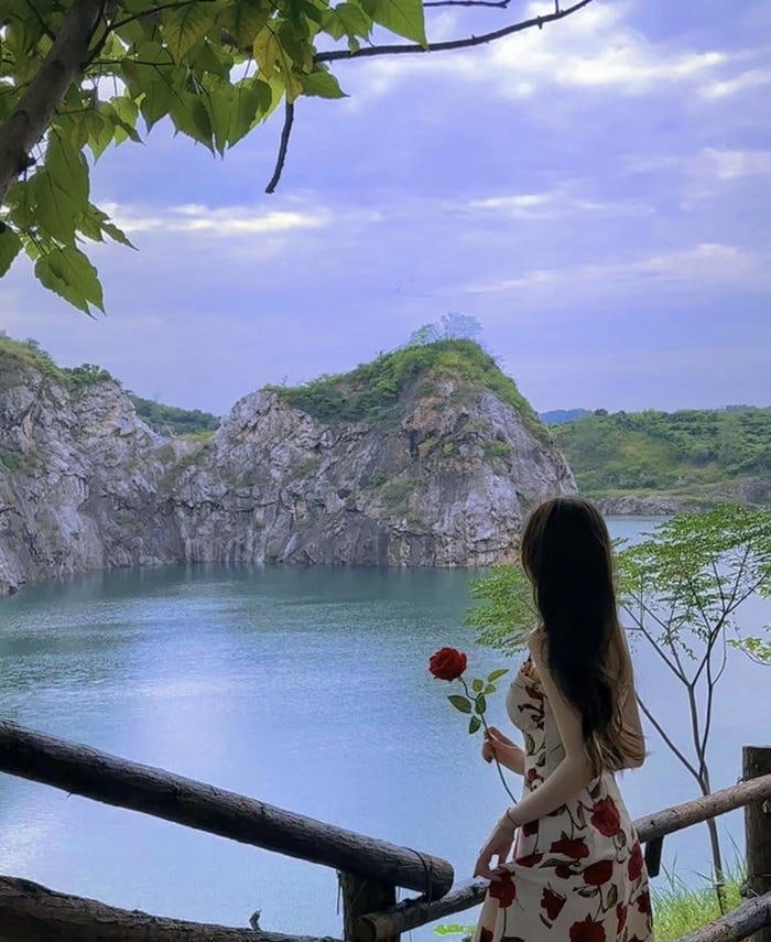 ảnh gái xinh che mặt nghiêng