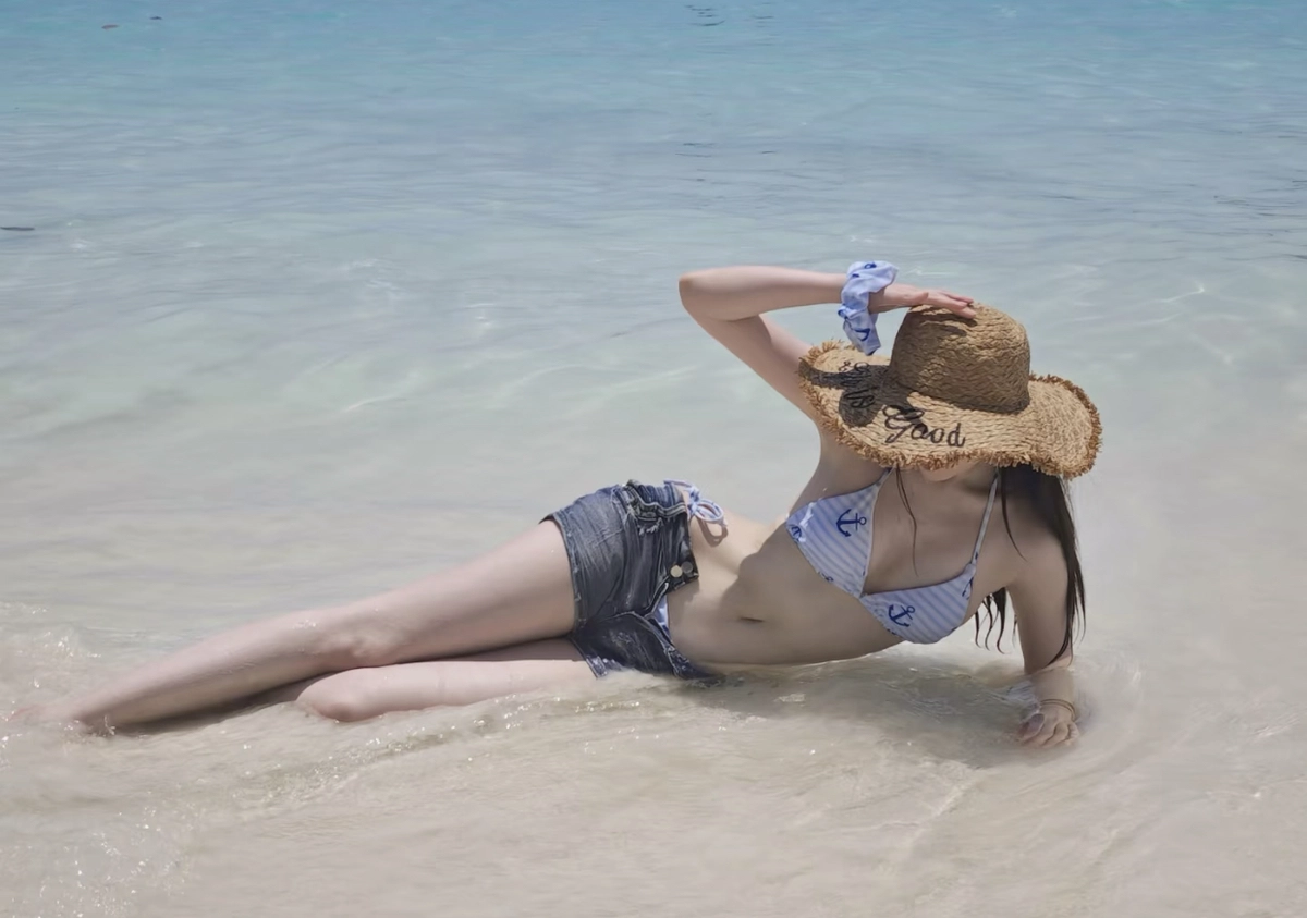 ảnh gái xinh mặc bikini đi biển che mặt thumbnail