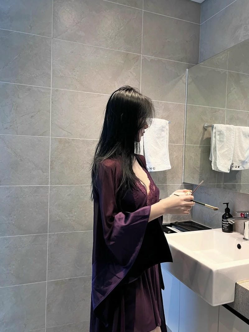 ảnh gái xinh mặc đồ ngủ ban đêm