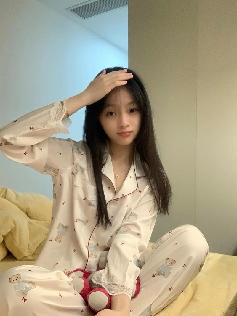 ảnh gái xinh pijama trong phòng ngủ