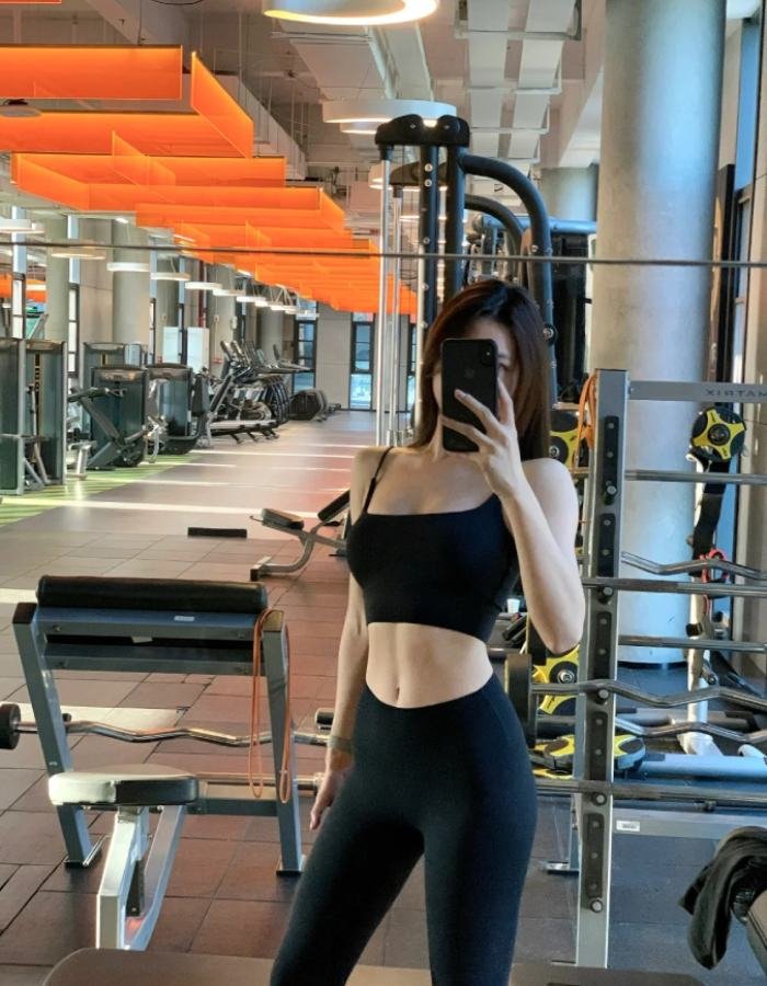ảnh gái xinh tập gym cơ bụng săn chắc