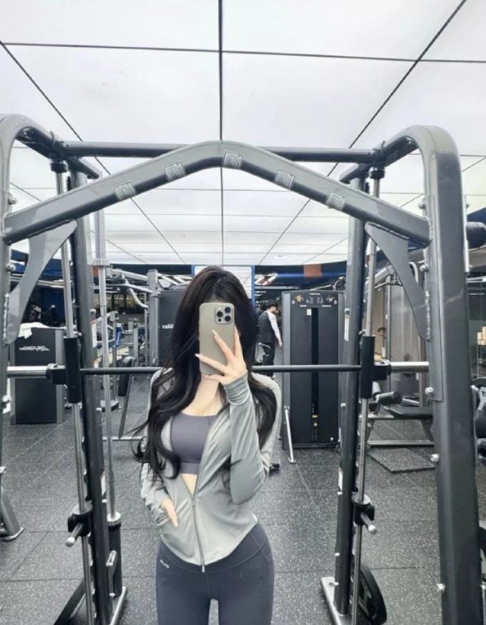 ảnh gái xinh tập gym dáng đứng mạnh mẽ