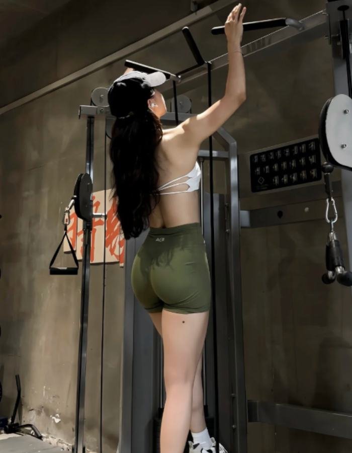 ảnh gái xinh tập gym thần thái tự tin