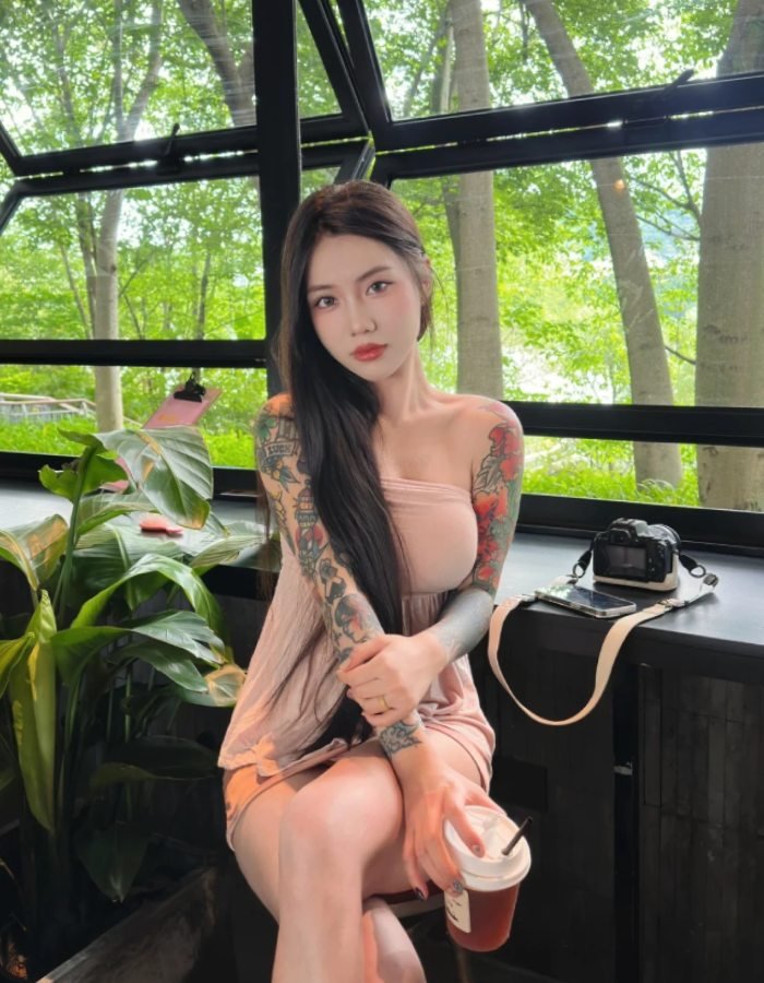 ảnh gái xinh xăm mình dáng đứng thu hút