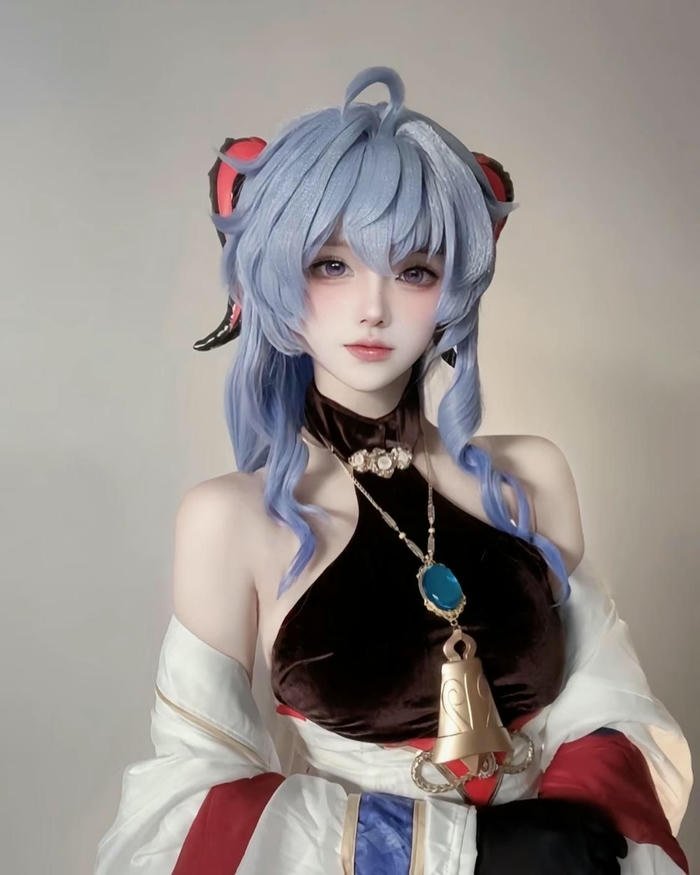 ảnh ganyu cosplay ánh nhìn nhẹ nhàng