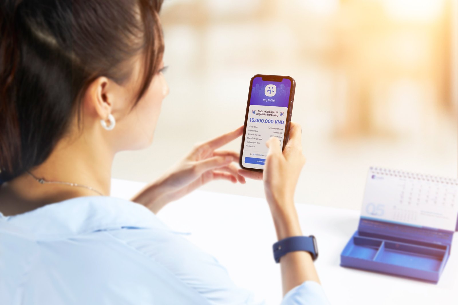 Ảnh minh họa ứng dụng Vay TikTak của Mcredit trên điện thoại