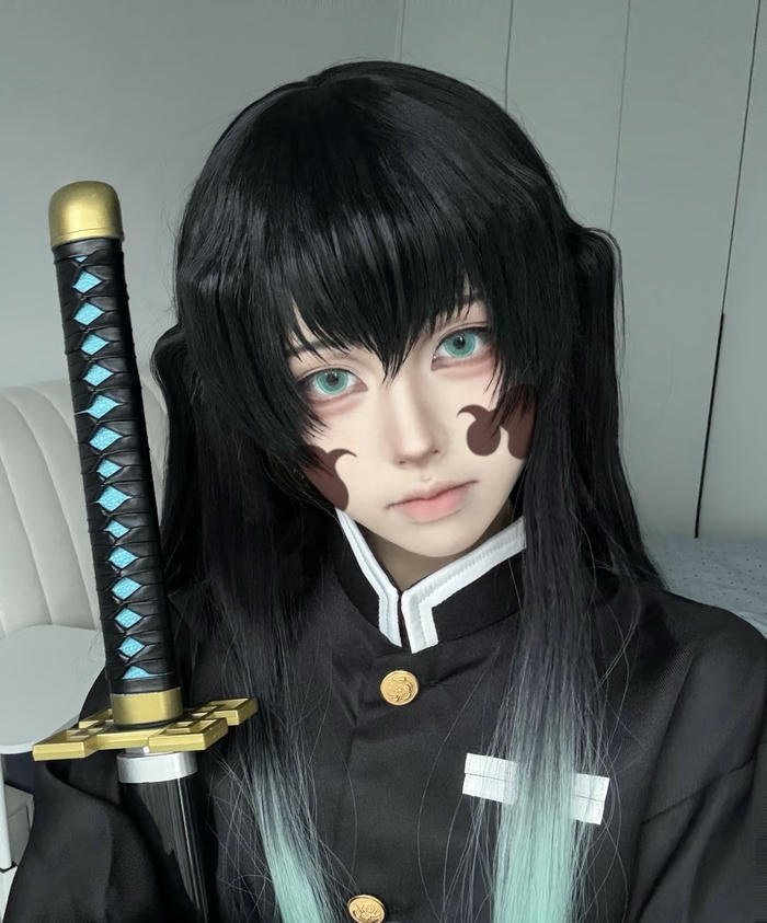 ảnh muichiro cosplay nhân vật kiếm sĩ