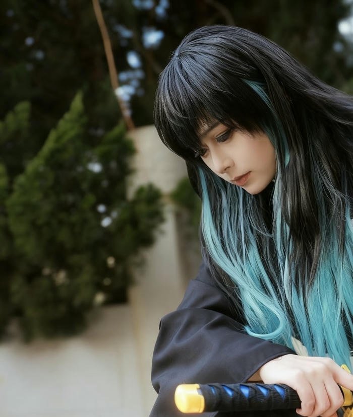 ảnh muichiro cosplay tạo dáng kiếm