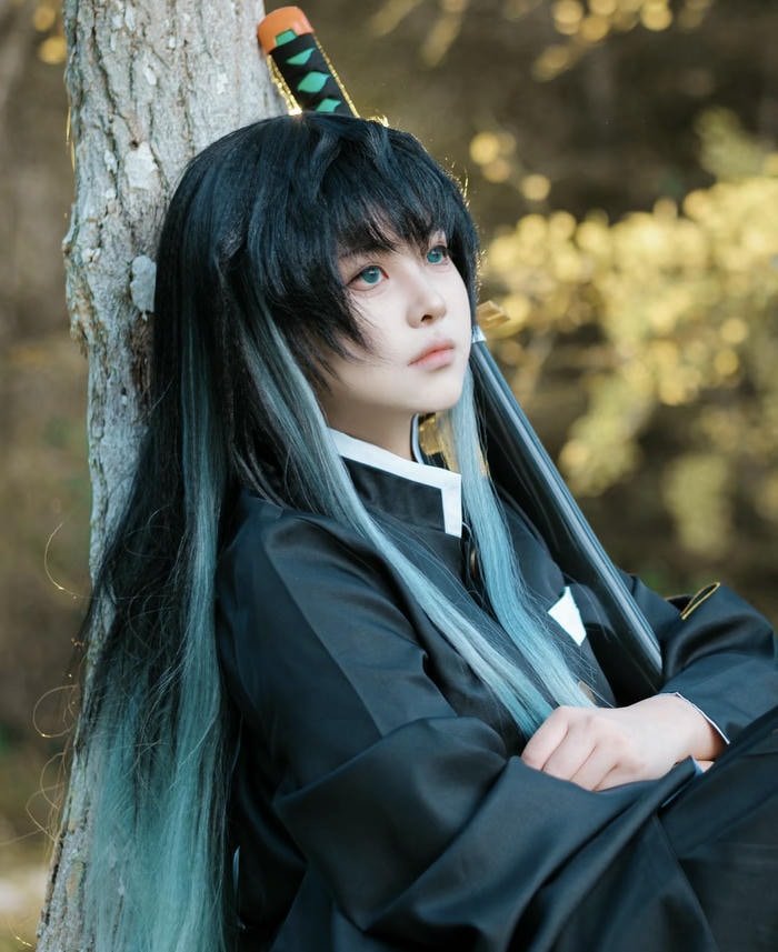 ảnh muichiro cosplay tóc dài xanh