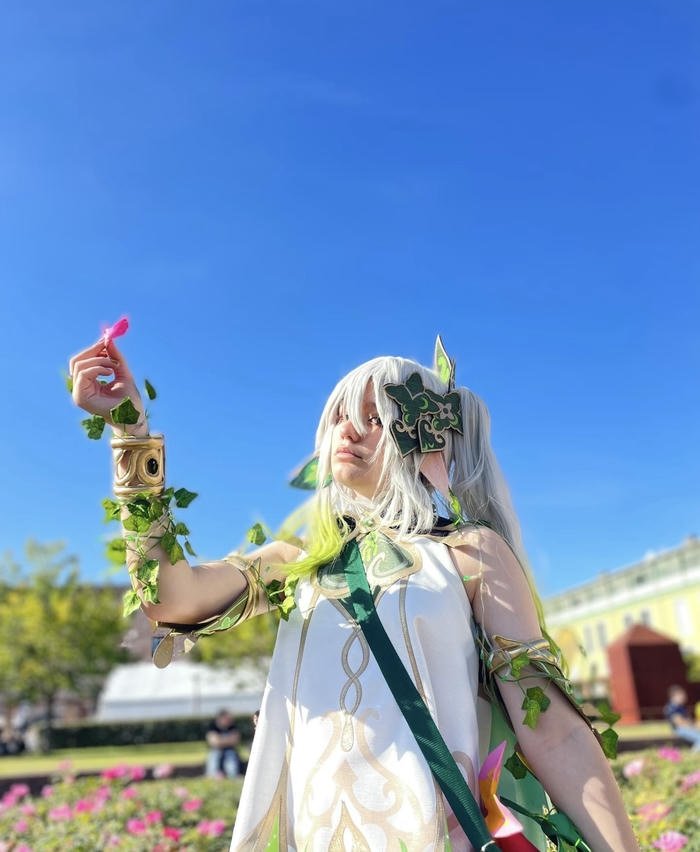 ảnh nahida cosplay tóc trắng đẹp