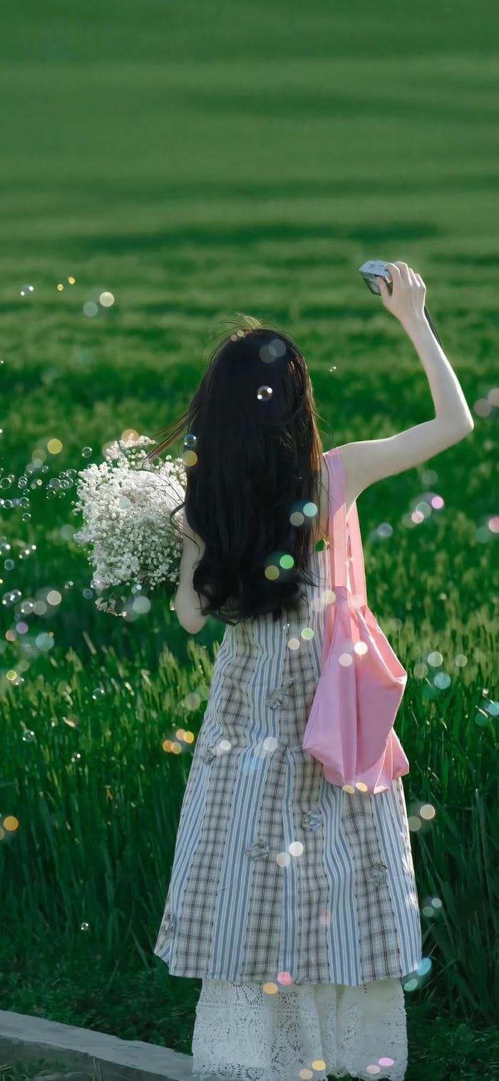 ảnh nền cô gái giữa thiên nhiên
