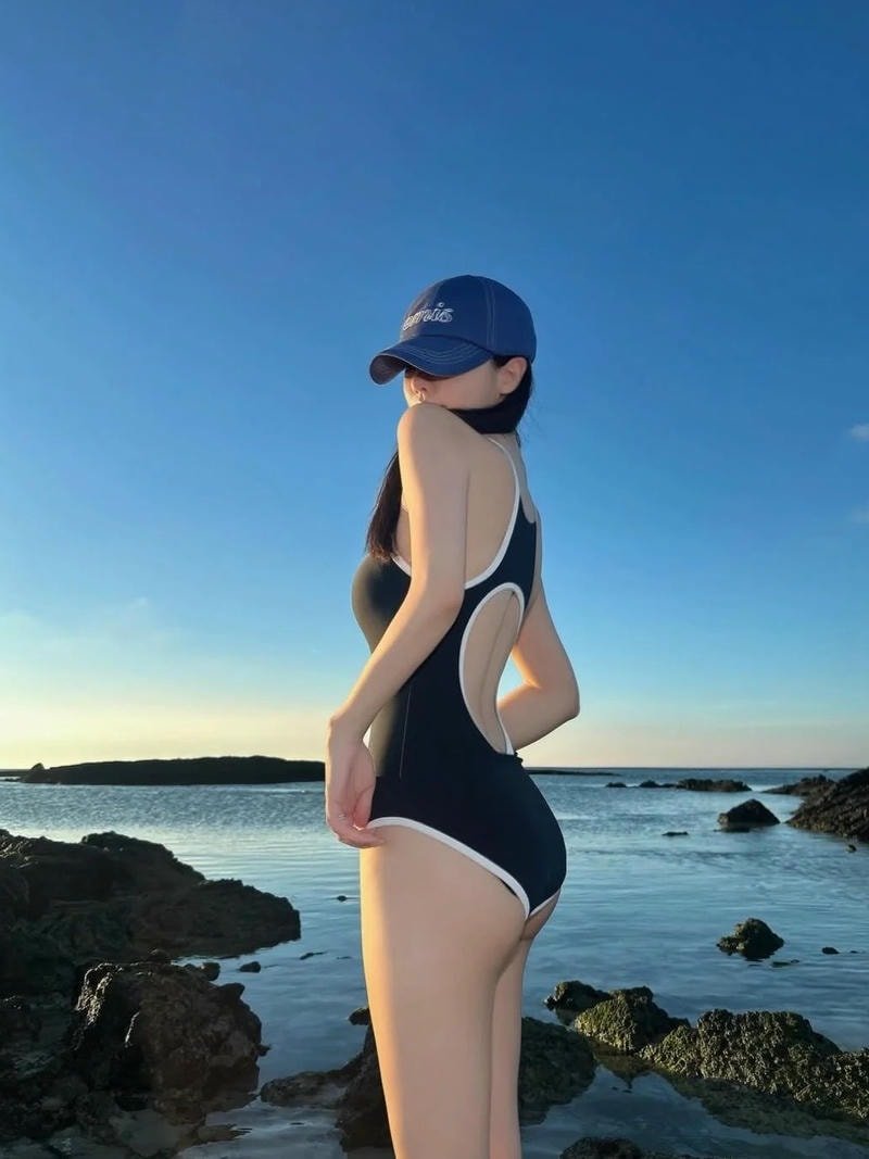 ảnh ngoài trời ghi lại nữ sinh mặc bikini