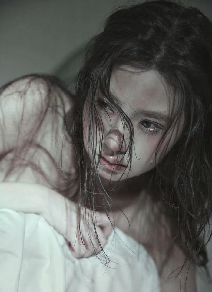 ảnh nữ khóc giữa không gian trống