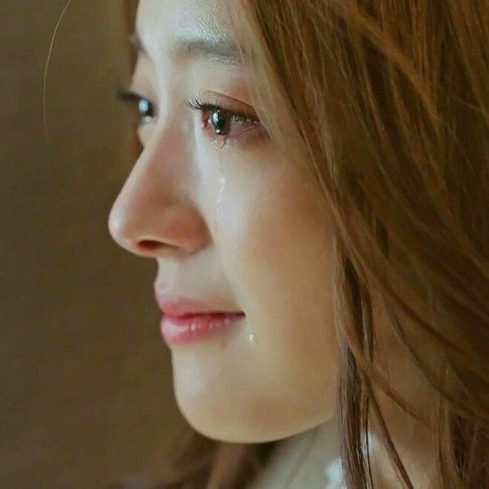 ảnh nữ khóc nét buồn lặng