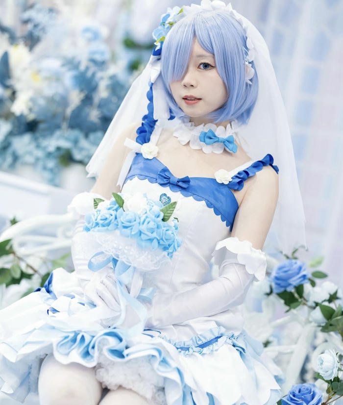 ảnh rem cosplay khuôn mặt sáng