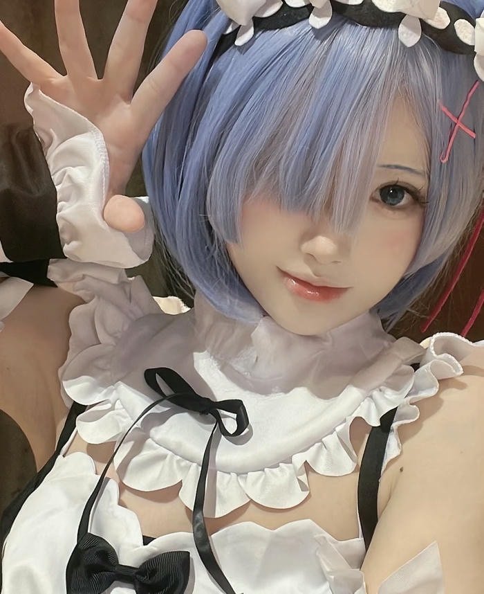 ảnh rem cosplay mái tóc ngắn